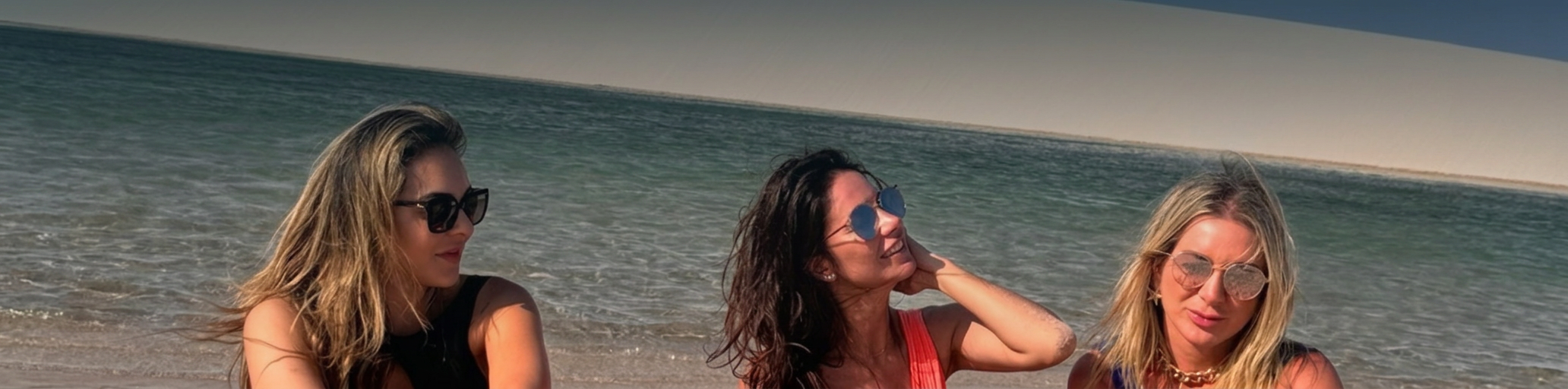 Três mulheres na praia em Fernando de Noronha