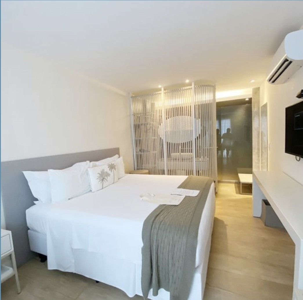 Quarto luxo com cama de casal